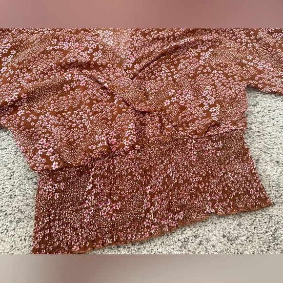 Lulu’s Floral Print Sheer Smocked Top size Medium - Picture 5 of 8